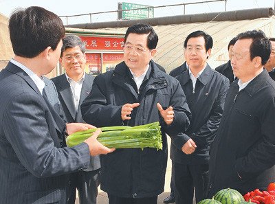 胡錦濤在寧夏考察西部大開(kāi)發(fā) 手捧清水品嘗