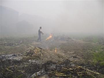 村民燒秸桿致湖北多地百余輛汽車相撞(組圖)