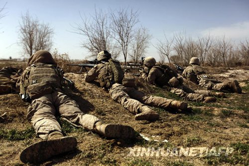 在阿富汗南部赫爾曼德省馬爾賈地區(qū)，美軍狙擊手在一次軍事行動(dòng)中臥倒隱蔽。新華社/法新