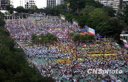 香港舉行大規(guī)模支持政改游行 曾蔭權(quán)出席(圖)