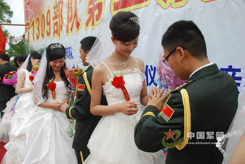 沈陽(yáng)軍區(qū)提倡為官兵舉辦集體婚禮。