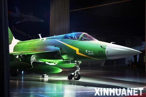 11月23日，在巴基斯坦旁遮普省的卡姆拉，梟龍（JF-17）飛機亮相下線儀式。當(dāng)日，首架在巴基斯坦境內(nèi)制造的梟龍（JF-17）飛機在距巴首都伊斯蘭堡西北約60公里的巴基斯坦飛機制造廠成功下線。梟龍飛機是中巴聯(lián)合投資研發(fā)的先進多用途輕型戰(zhàn)斗機，是兩國重要的合作項目。新華社記者李敬臣攝