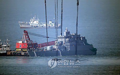 韓國天安艦艦首打撈成功 呈現(xiàn)強力沖擊痕跡