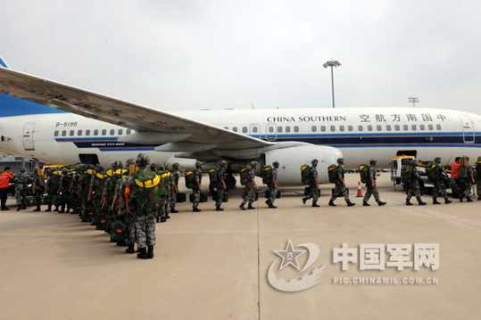 7月27日，濟南軍區(qū)某集團軍在新鄭國際機場，舉行了一次帶有實戰(zhàn)背景的航空輸送兵力演練。