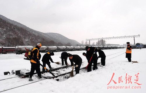 11月8日大雪襲擊吉林地區(qū) 車(chē)務(wù)段龍?zhí)渡秸厩鍜叩啦?來(lái)源：人民鐵道報(bào))