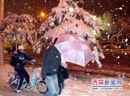 行人在雪中艱難行進(jìn)。（來源：吉林新聞網(wǎng)張猛攝） 