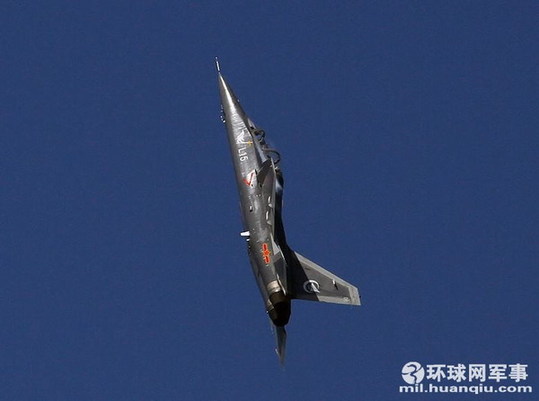 中航工業(yè)L-15“獵鷹”06號(hào)機(jī)飛上珠海藍(lán)天，進(jìn)行了首次航展前的演練。攝影：郝珺石