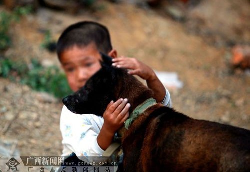 廣西6歲艾滋孤兒獨(dú)自生活 飯菜沒油沒鹽吃的香