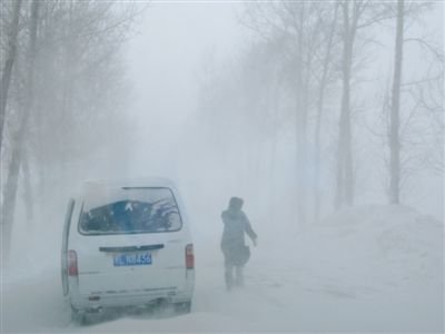 黑龍江遭遇暴雪公路被阻 800多輛車(chē)被困(圖)