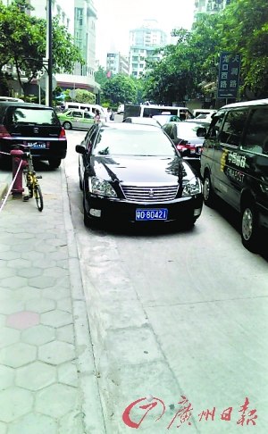 “粵O80421”車在龍口西路逆行（圖片來自網(wǎng)友“人靚聲甜”微博，請與本報聯(lián)系領(lǐng)取稿酬）。