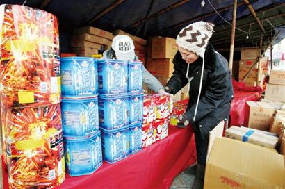 青島煙花爆竹開賣首日8成攤點(diǎn)未開張 旺季需等小年