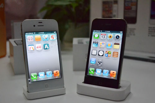 iphone4s開售，青島iphone4s真機實拍，銷售員介紹iphone4s套餐及辦理方法