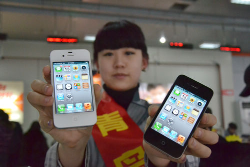 iphone4s黑白版同時開售，青島iphone4s真機實拍，銷售員介紹iphone4s套餐及辦理方法