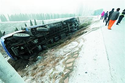 昨霧雪夾擊青島高速變溜冰場 多車連撞連發(fā)20余起