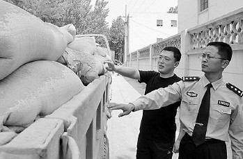 民警查獲的假水泥。