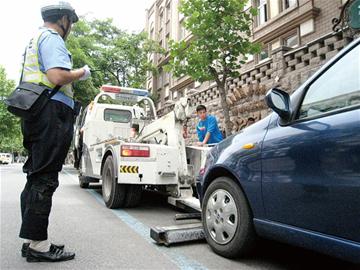 青島市內(nèi)4區(qū)8路段限時停車 1天400車超時被貼罰單