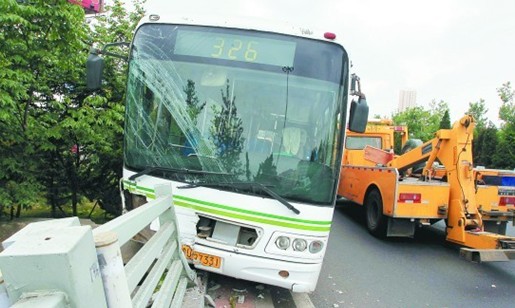 326路公交卡進立交橋護欄一輪懸空