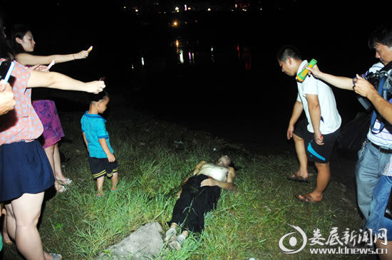 7月3日，婁底市孫水河公園河段，一名27歲的小伙子勇救一家三口卻溺水身亡。(吳永華/攝影)