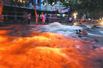 青島周口路水管爆裂整條路變一條大河 激流滾滾積水半米