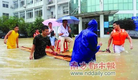 武漢官員暴雨中坐轎圖走紅