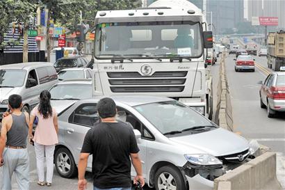 黑龍江路攪拌車頂上小轎車 青島南北大擁堵