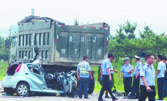 比亞迪追尾大貨散架 2人當(dāng)場死亡1人系獨子