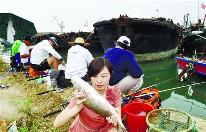 青島20人花50萬元放生萬條美國紅魚 百人瘋狂垂釣