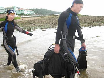 青島旅游興起潛水不會游泳沒問題 水溫20℃生物豐富