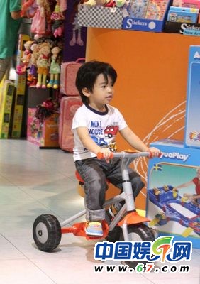 謝霆鋒長子5歲辦運動生日派對 Lucas騎單車?？?組圖)