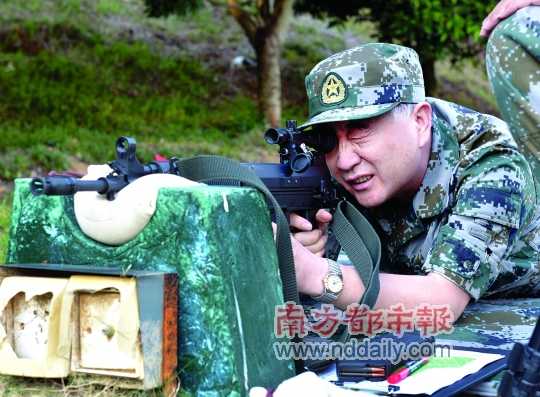 汪洋在廣東省軍區(qū)進行步槍手槍實彈射擊