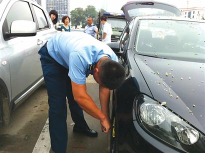 新手駕車(chē)前輪爆胎不知情 全靠路人提醒