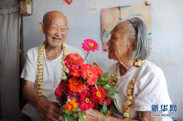 山東99歲丈夫與102歲妻子迎第83個(gè)七夕 丈夫送花