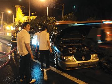 出租車發(fā)動機(jī)行駛中冒火球