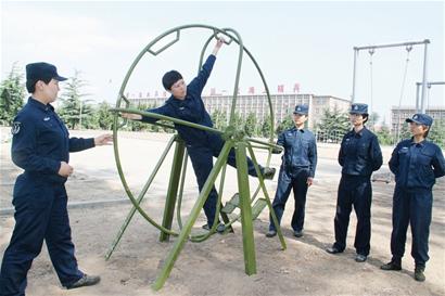 海軍首批27名全科目女艦員上崗 曾是十佳模特