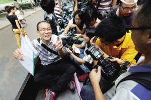 “保安哥”乘車去宿舍也被媒體包圍。