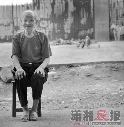 2012年6月28日,因為前一天摔了一跤,89歲的蔣梅初坐在凳子上讓記者為他拍照。