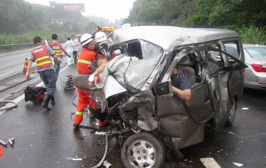 一家7口送大學(xué)新生報(bào)到遇車禍 致5人死亡