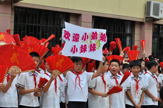 青島百萬中小學生今開學 私家車堵癱馬路