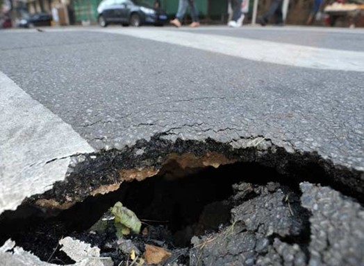 青島浙江路人行道發(fā)生地陷 車經(jīng)過路面即晃動(dòng)