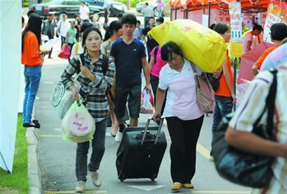 新生報到教室變旅館 90名家長同房打地鋪