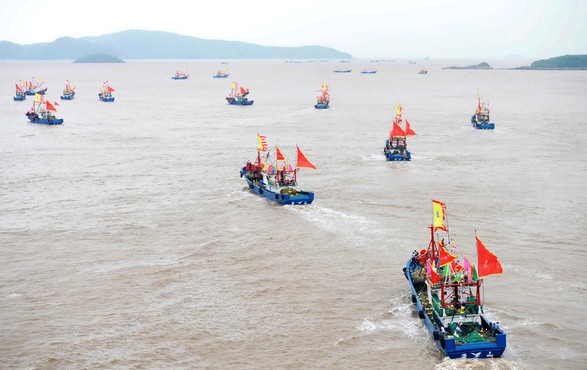 千艘漁船抵達釣魚島外圍 千面國旗浩蕩場面壯觀