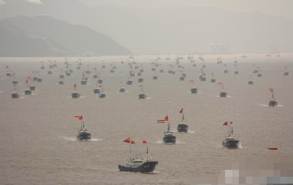 千艘漁船抵達(dá)釣魚島外圍 千面國旗浩蕩場(chǎng)面壯觀