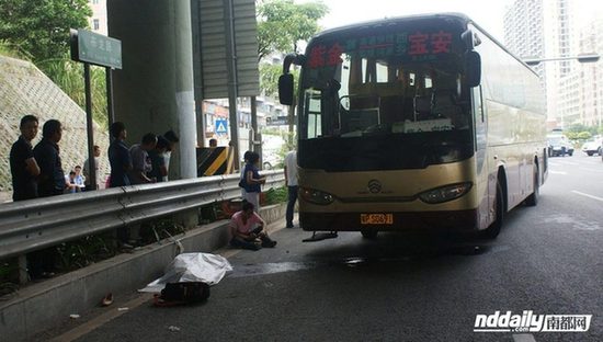 大巴高速路口違規(guī)上下客 撞死等車(chē)少女