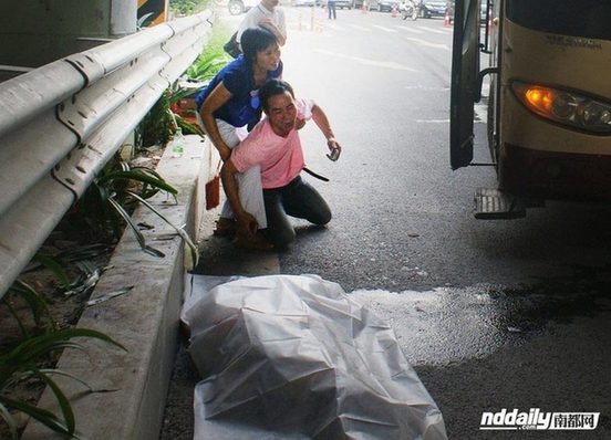 大巴高速路口違規(guī)上下客 撞死等車少女