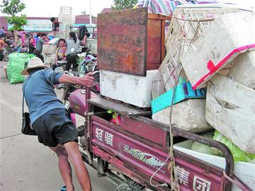 青島膠南暴雨留下一地泥巴垃圾 百余汽車車牌待認(rèn)領(lǐng)