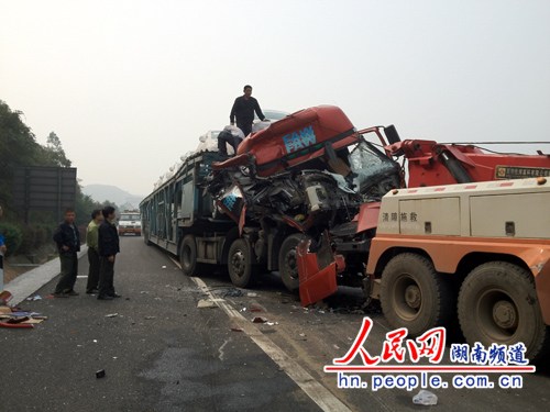 京珠高速湖南境內(nèi)22輛車追尾 多人傷亡