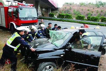 青蘭高速昨發(fā)車禍3人受傷 越野車嚴重變形