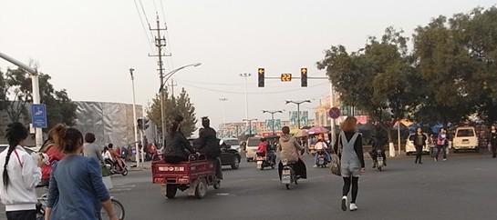 體驗(yàn)青島式過(guò)馬路:行人組團(tuán)肉搏擁堵車道