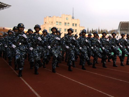 青島軍訓大閱兵:女生海藍短裙紅貝雷帽風姿迷人