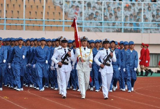 青島軍訓大閱兵:女生海藍短裙紅貝雷帽風姿迷人